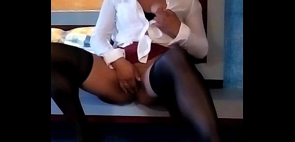 Sexy secretaria masturbandose vestida de colegiala